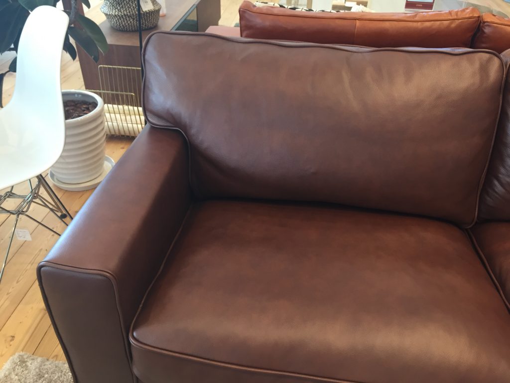 お部屋をおしゃれに見せるこだわりレザーソファー | 札幌の家具